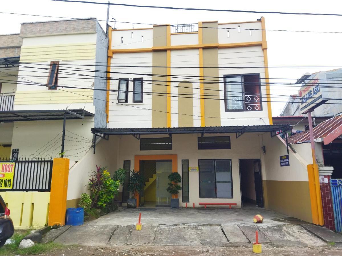 Oyo 92231 Penginapan Tanjung Alang Syariah Makassar Exterior photo
