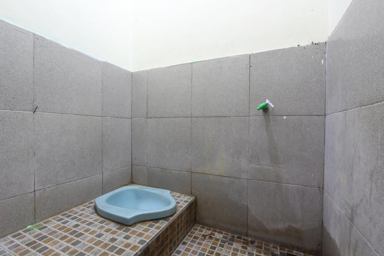 Oyo 92231 Penginapan Tanjung Alang Syariah Makassar Exterior photo