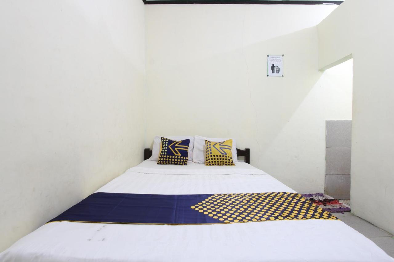 Oyo 92231 Penginapan Tanjung Alang Syariah Makassar Exterior photo