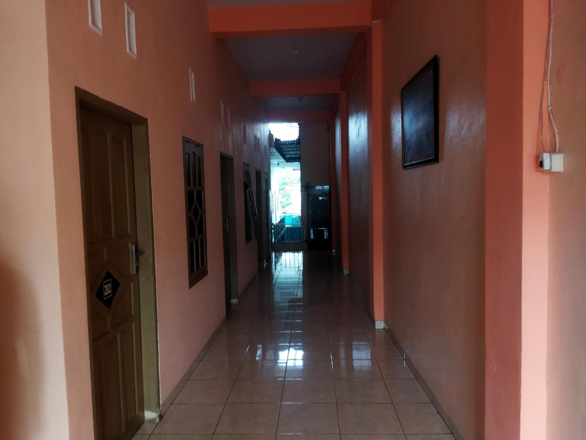 Oyo 92231 Penginapan Tanjung Alang Syariah Makassar Exterior photo